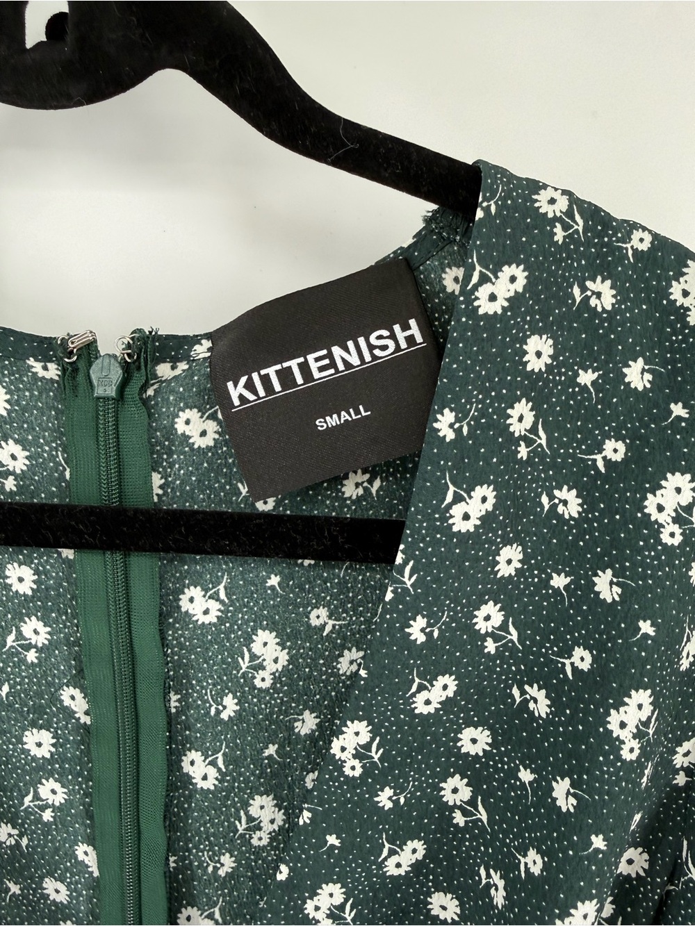 Kittenish Green and White V-Neck Bishop Sleeve Sundress - Picture 5 of 9